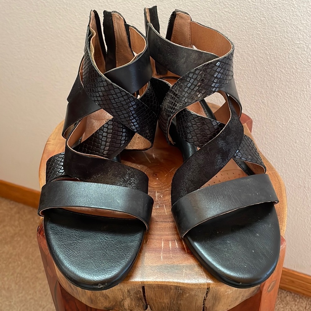 Black 7.5 women’s Sofft sandals